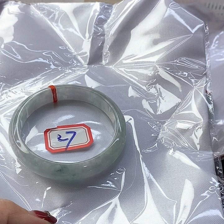 翡翠手镯未镶嵌翡翠手镯
