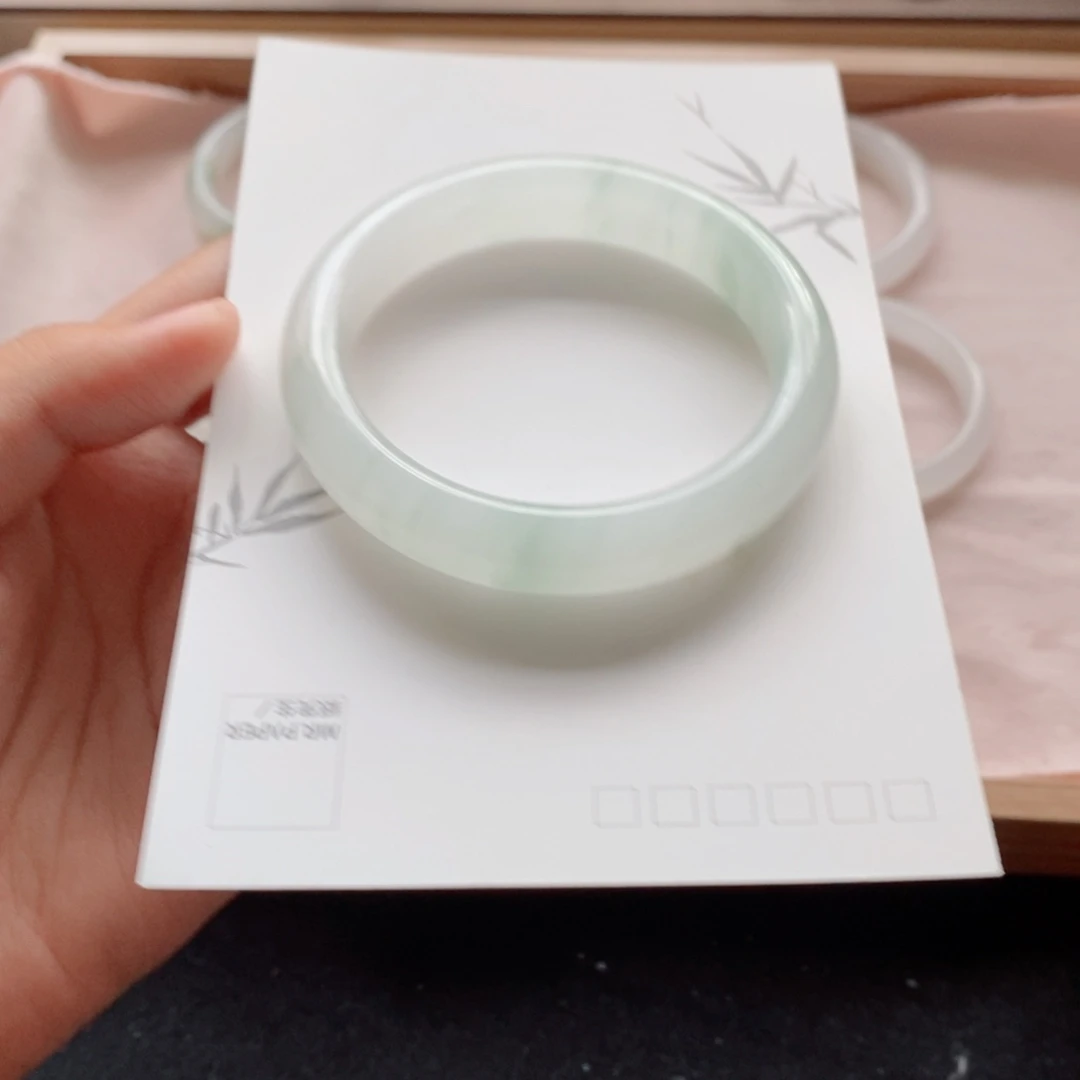 丁****未镶嵌手镯石英质玉