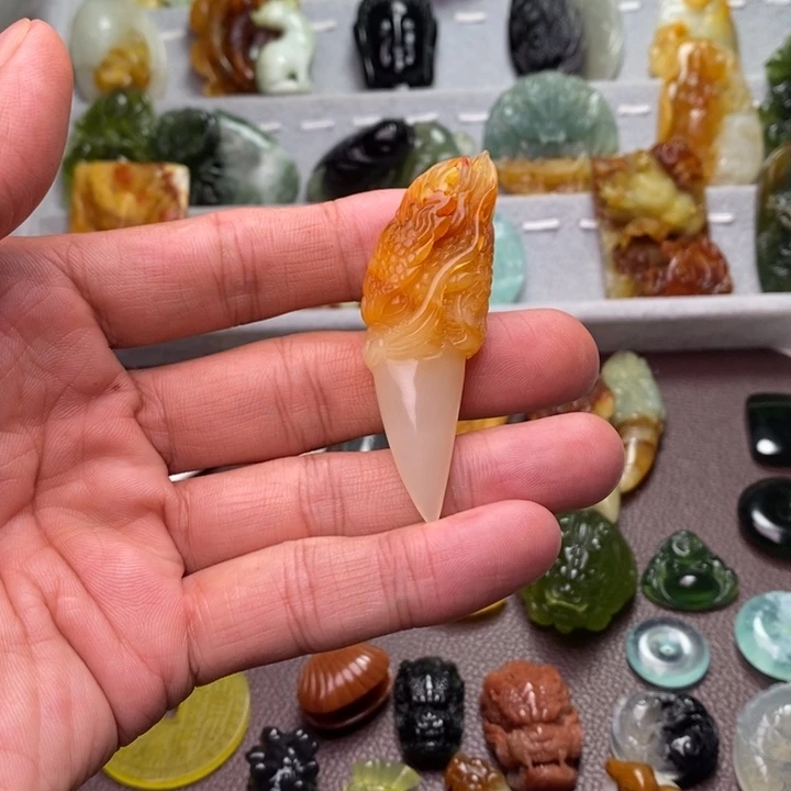 半***年蛇纹石玉未镶嵌颈饰