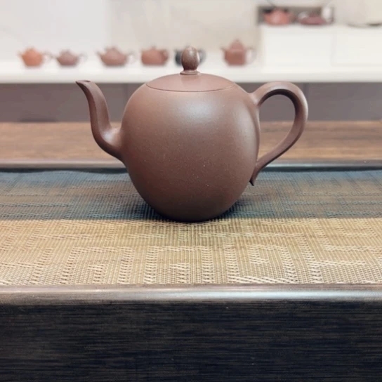 紫砂茶壶黄龙山原矿底槽清半手工瑕（200 cc）