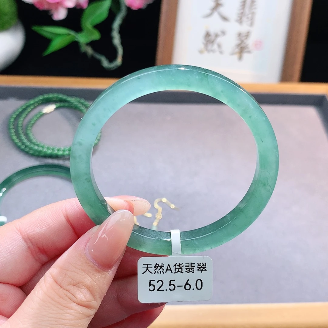 未镶嵌手镯（圆镯）翡翠