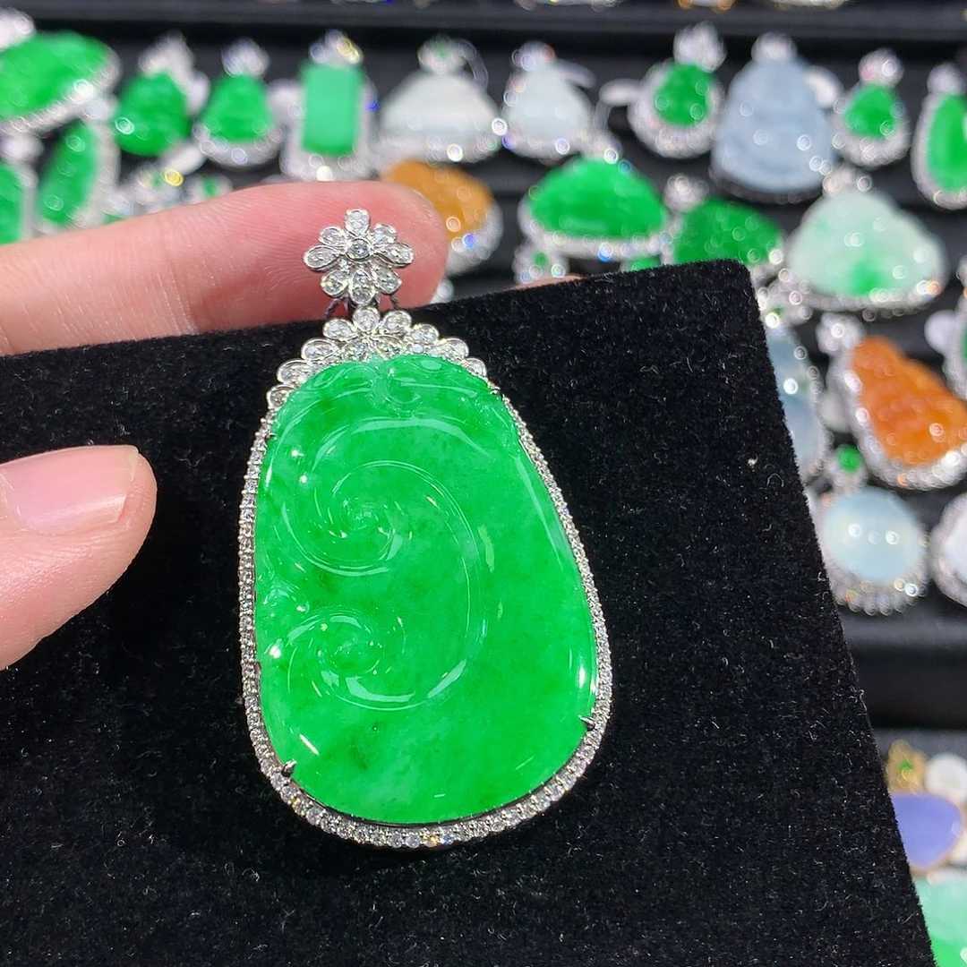 翡翠18K金镶嵌颈饰