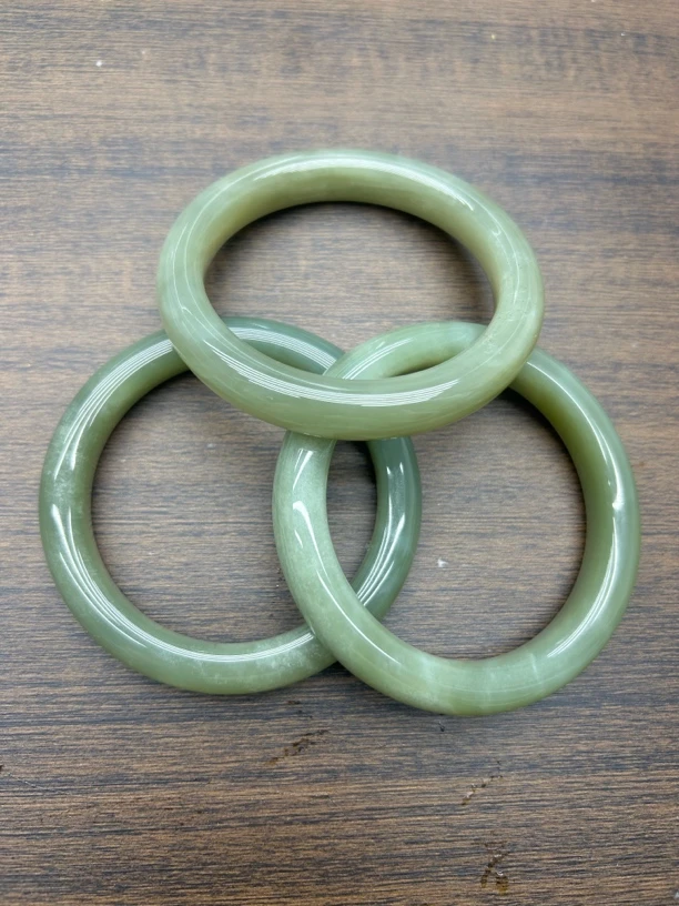 青海浅湖水绿和田玉手镯多样性发一默认有瑕