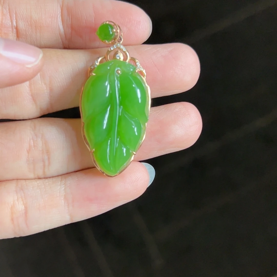 18K金镶嵌和田玉挂件