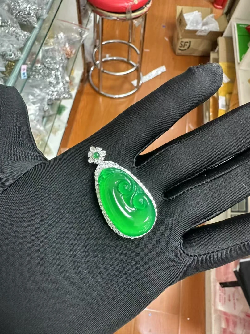 正品天然玉髓s925银满绿色如意吊坠（送银链子一条）