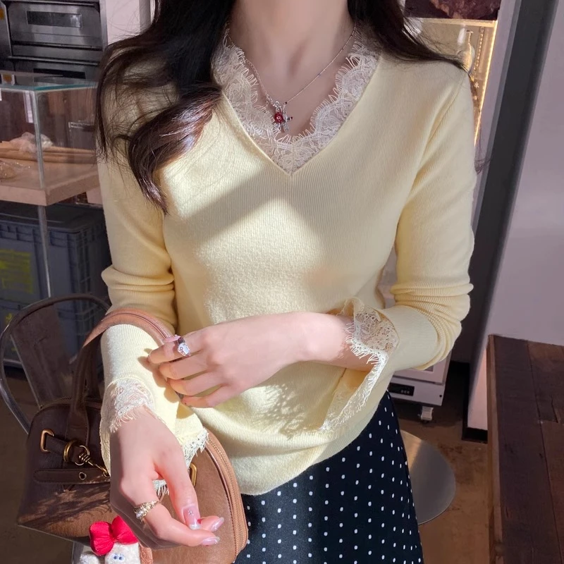 黄色V领蕾丝针织打底衫女秋冬季内搭修身2025新款毛衣设计感上衣