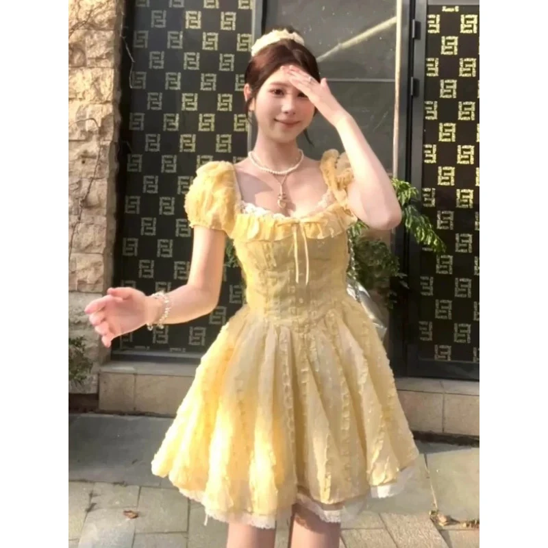 艺术生奶呼呼短裙女2025年夏纯欲风蕾丝黄色方领泡泡袖蓬蓬连衣裙