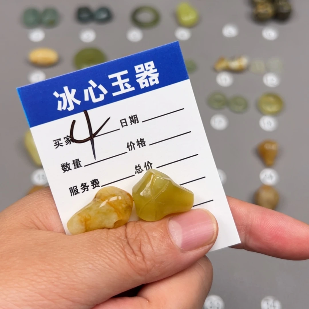 蛇纹石玉未镶嵌颈饰?****裂款