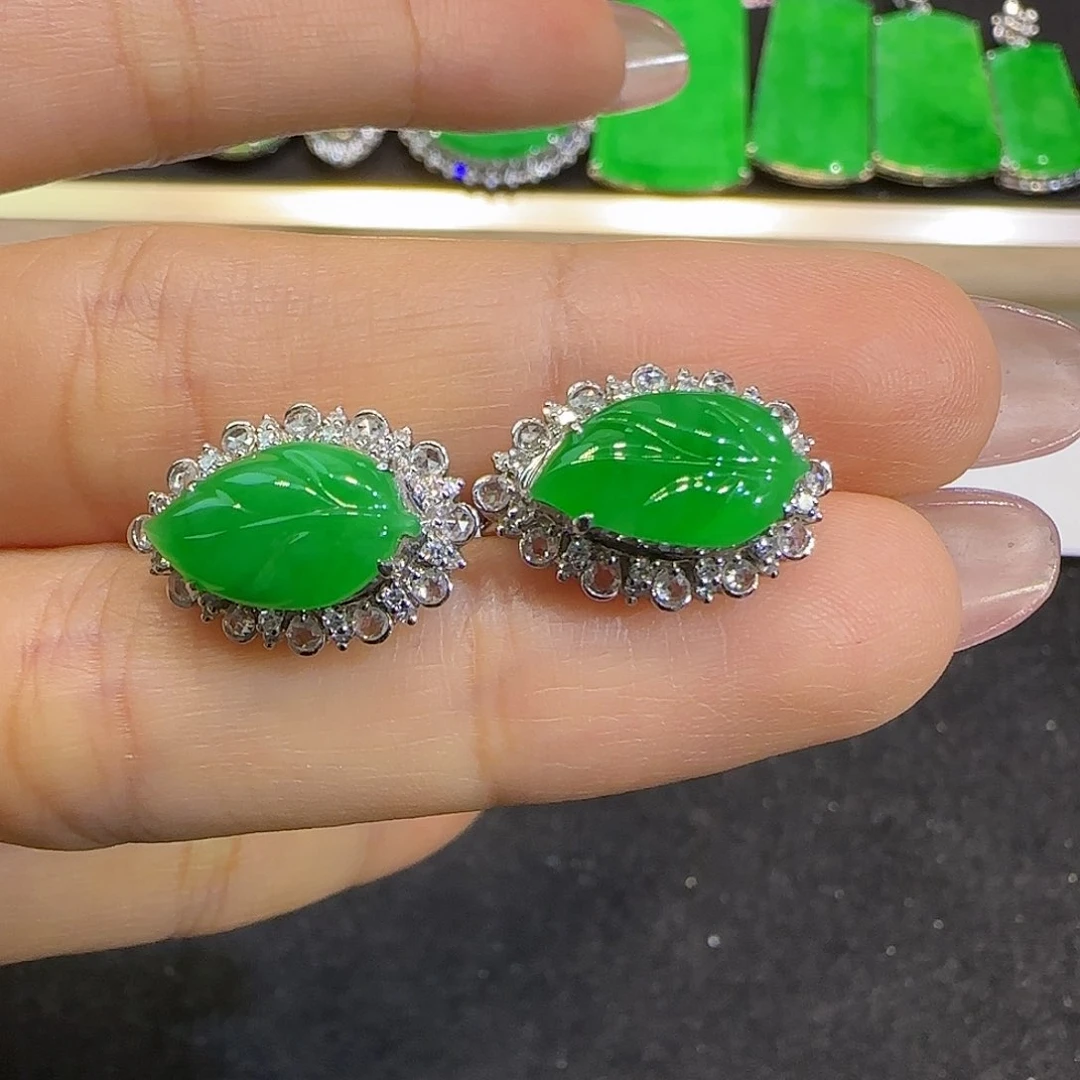 翡翠18K金镶嵌耳饰。