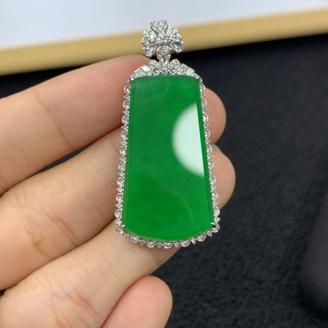 颈饰18K金镶嵌翡翠Z****理无事牌