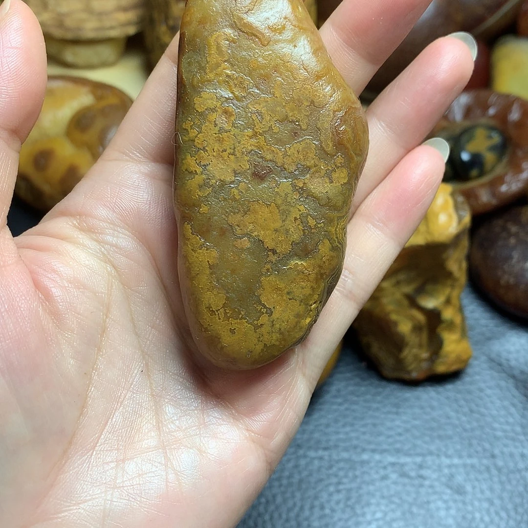 玛瑙原石姜花手把件
