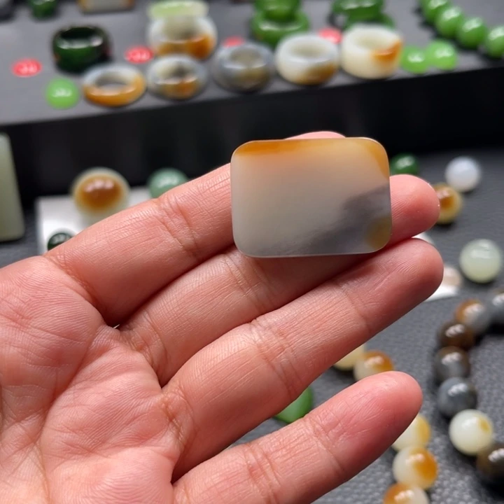 和田玉未镶嵌颈饰金*蛋