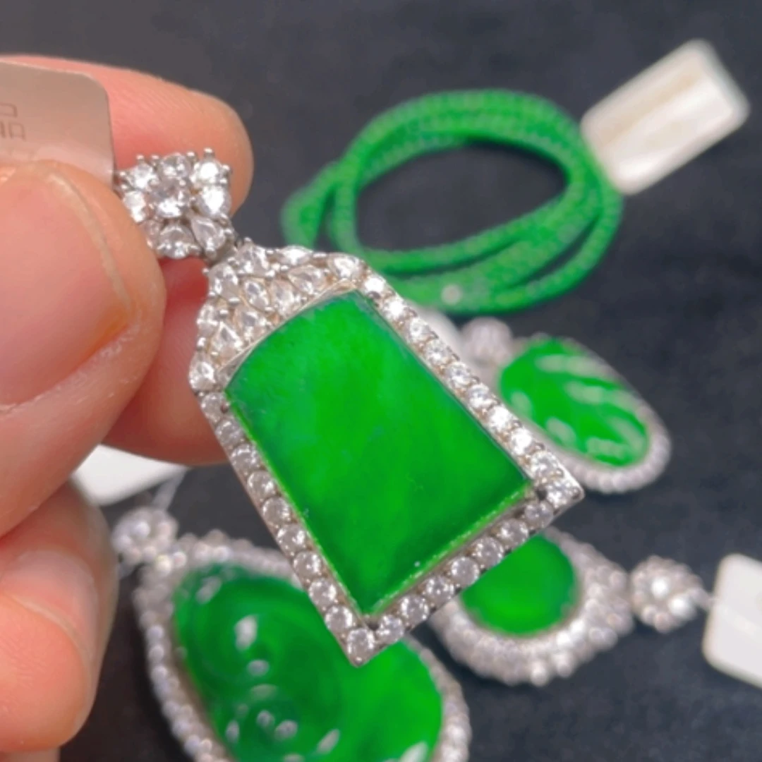 【闪购商品】颈饰银S925镶嵌翡翠吊坠