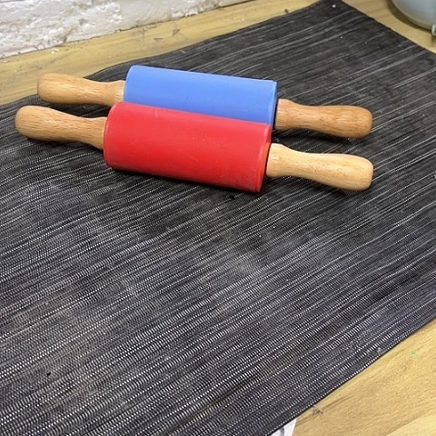 微瑕，22厘米擀面杖2个红，篮