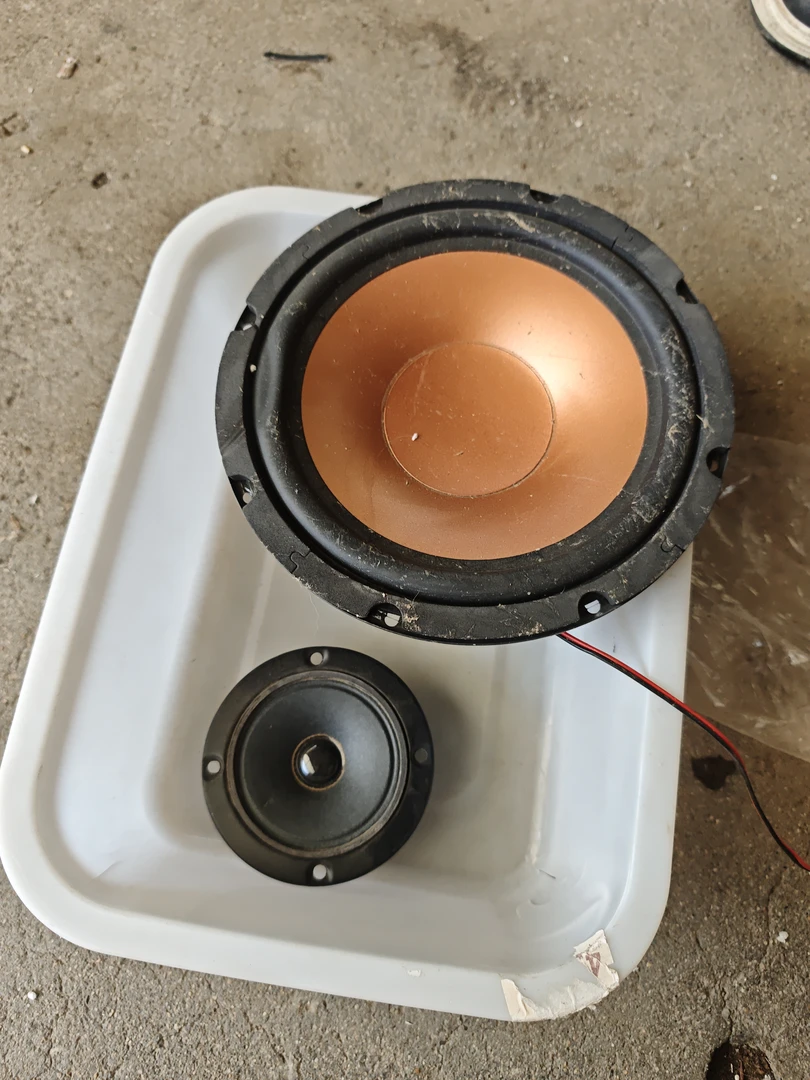 8新  一个8寸喇叭加一个高音，外观有灰尘，音箱高音。