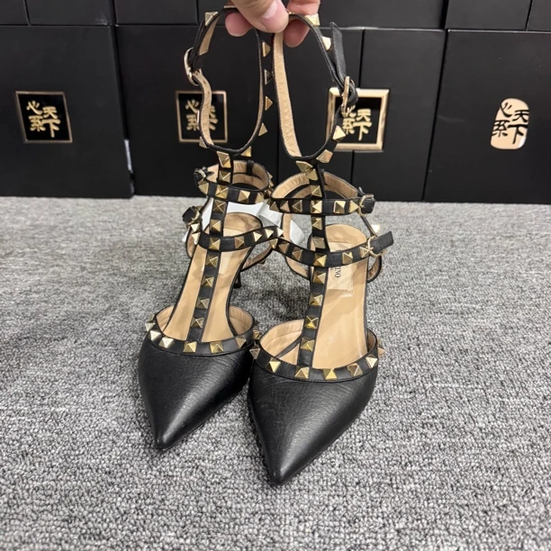 99新 Valentino/华伦天奴 铆钉尖头三环荔枝纹高跟鞋35码ysc0966
