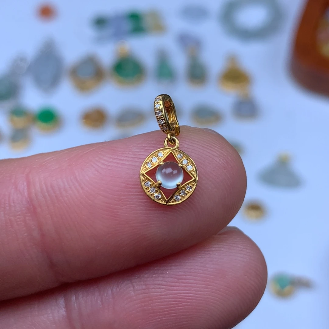 翡翠18K金镶嵌颈饰蛋面