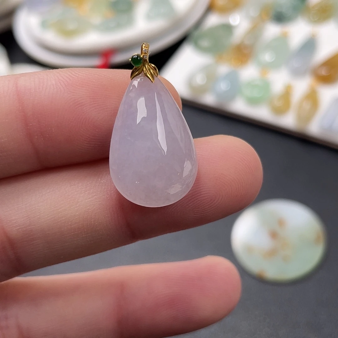 翡翠18K金镶嵌颈饰水滴