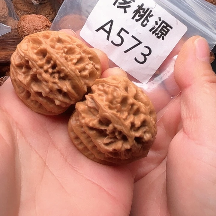 煎***子把件文玩核桃三羊谷火山小粗筋40