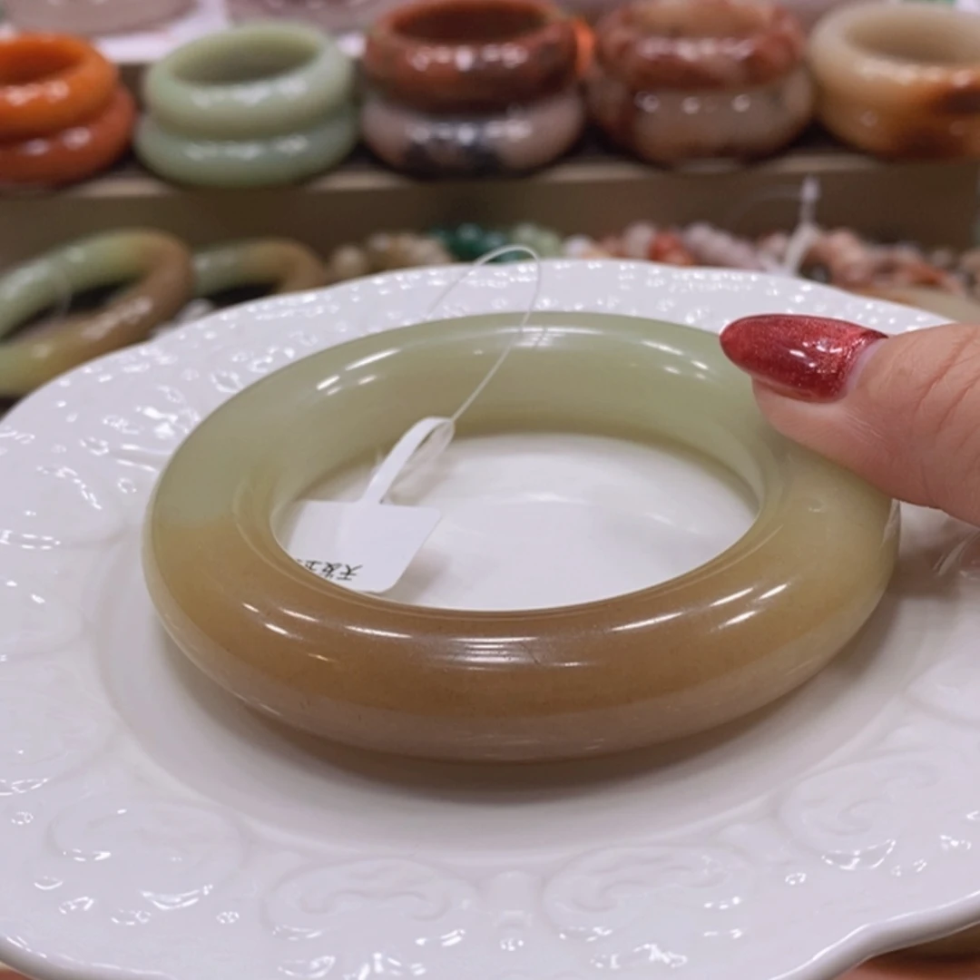 【闪购商品】未镶嵌手镯石英质玉