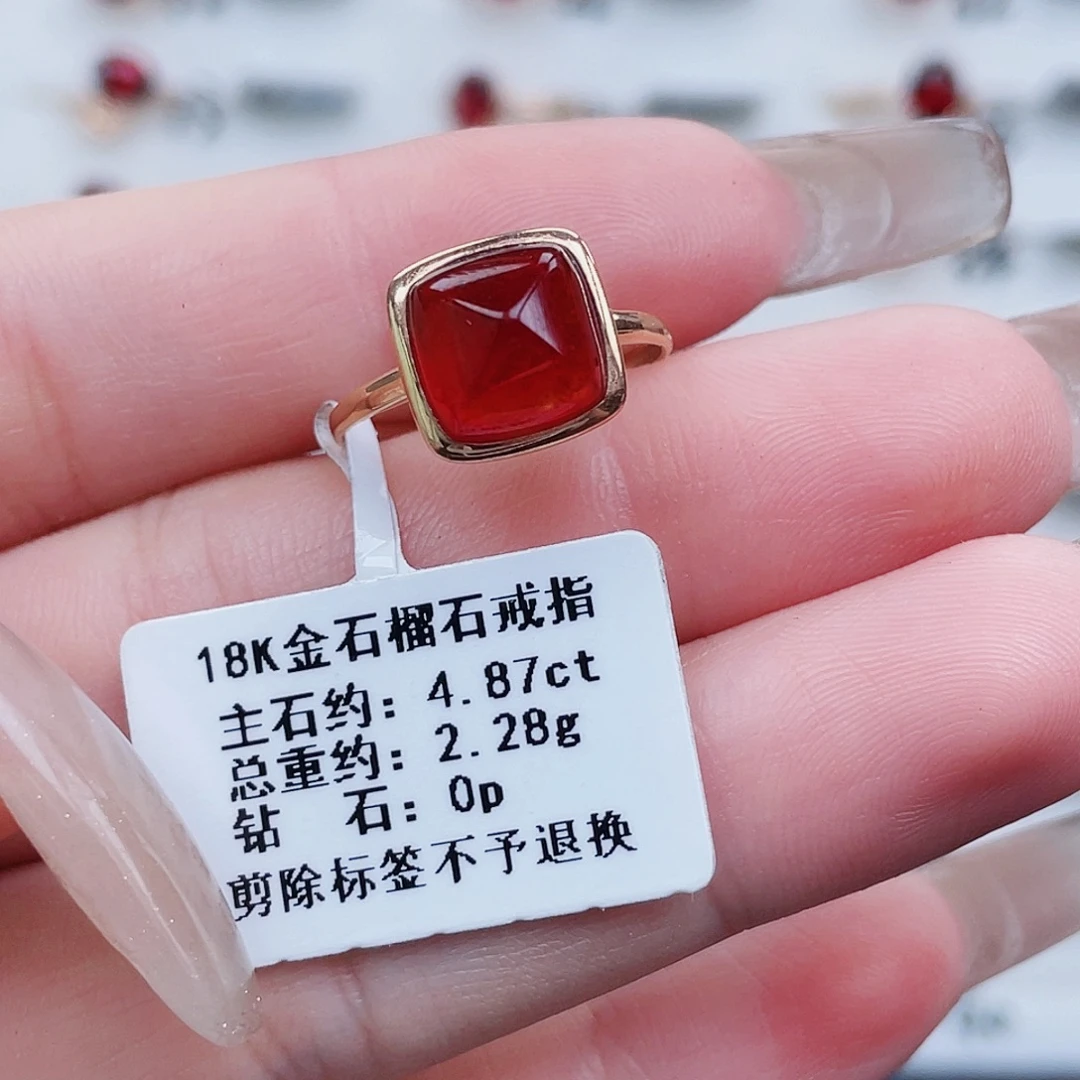 18K金镶嵌戒指石榴石