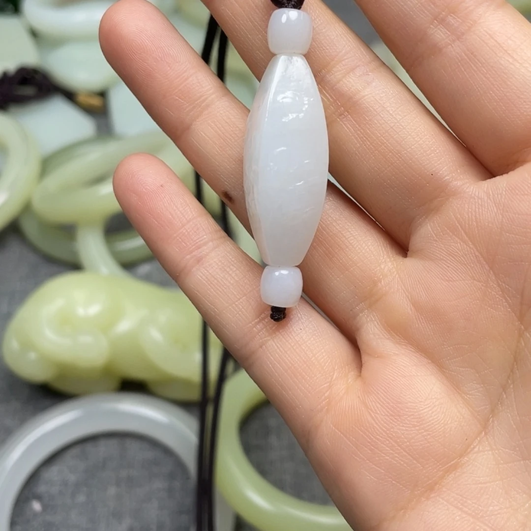 颈饰未镶嵌和田玉（糖玉）