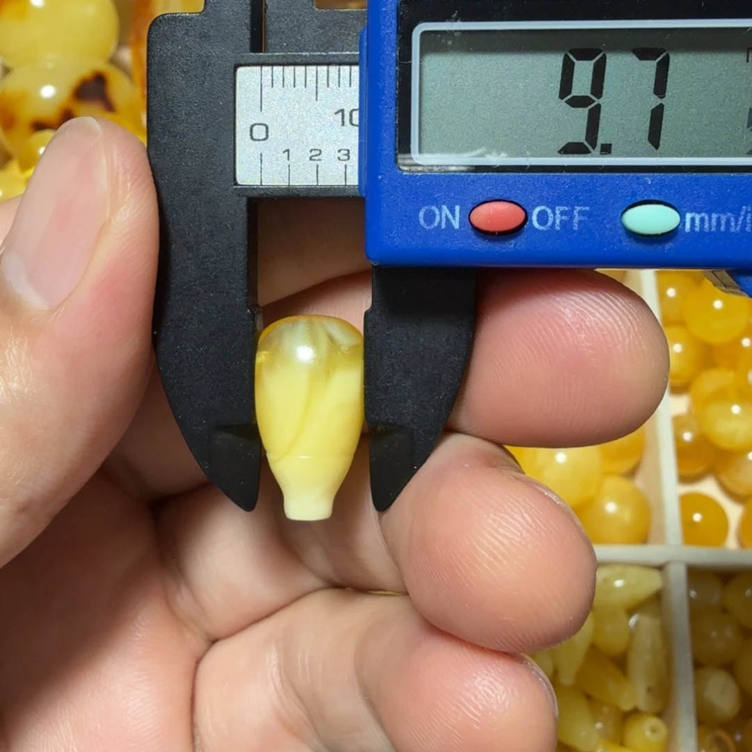 裸石琥珀未镶嵌成品