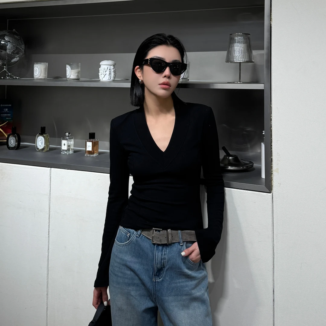 贾小姐私服-秋冬设计感V领上衣