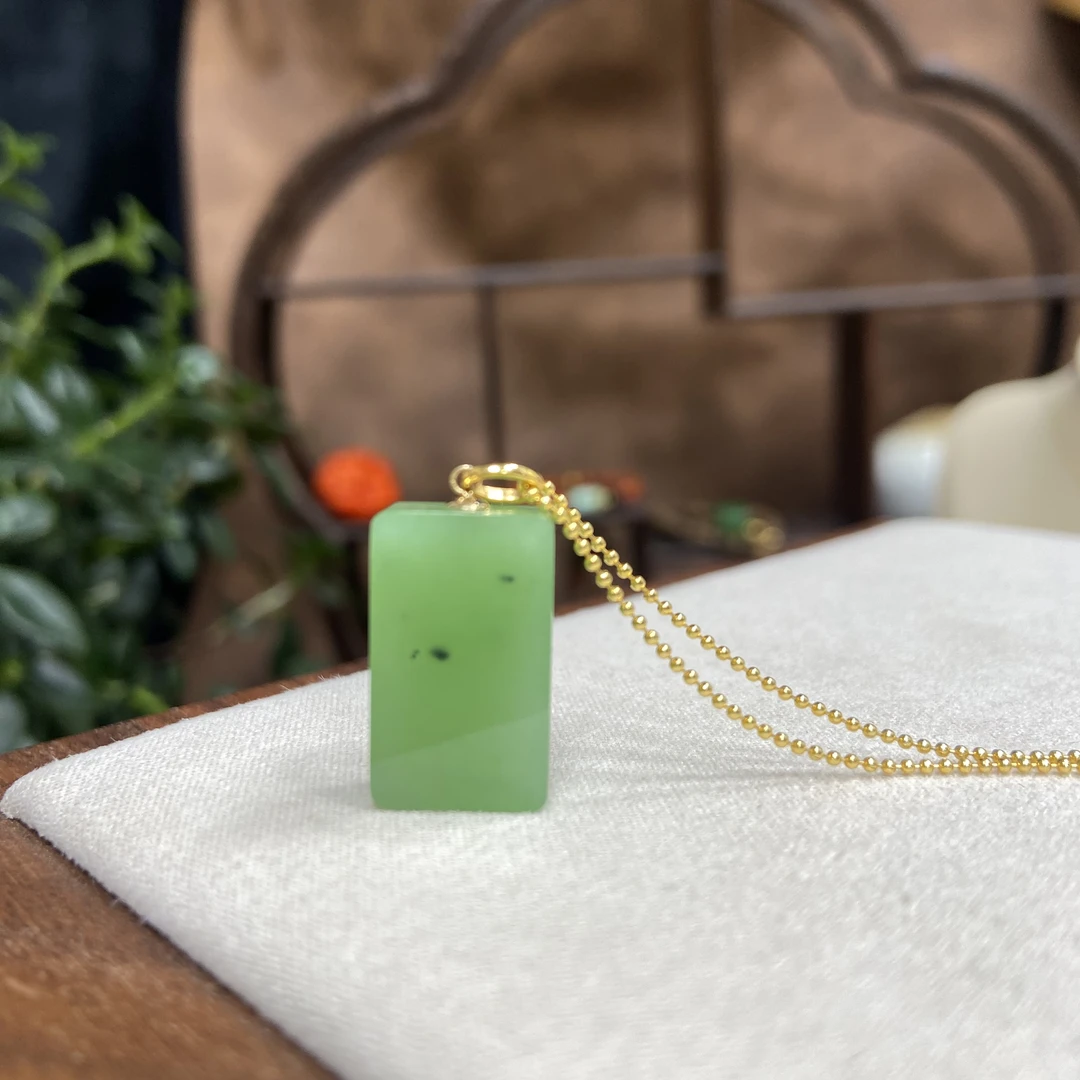 天然和田玉乌兰海碧玉苹果绿18K金镶嵌