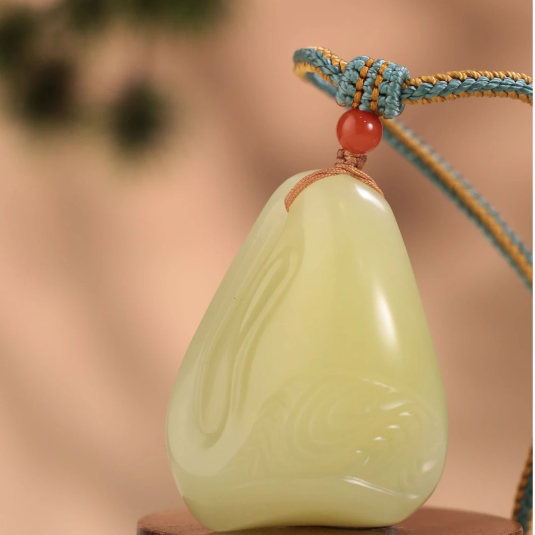 ZW7046二十世纪和田玉黄口随形吊坠