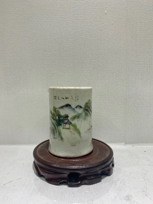 粉彩山水笔筒画工流畅