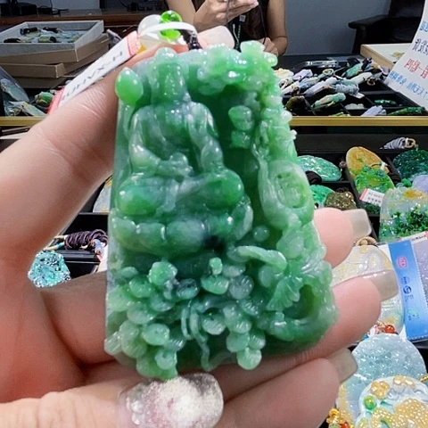 翡翠未镶嵌颈饰一个