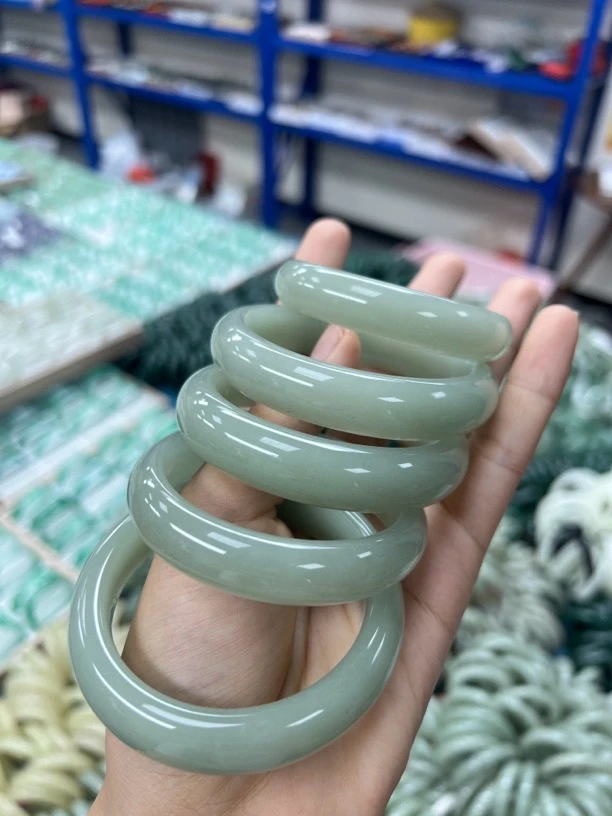 头货品质  精品新疆老料鸭蛋青手镯多样性发一支