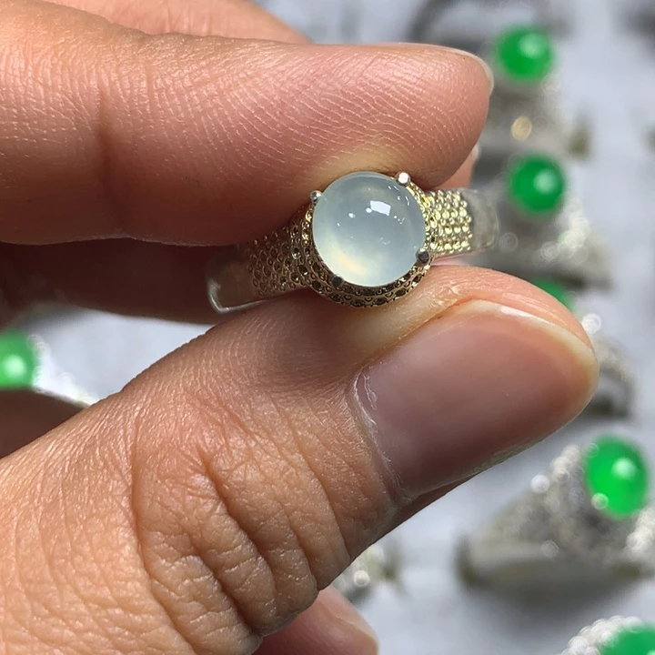 翡翠未镶嵌戒指铜托，卖裸石，需要二次镶嵌