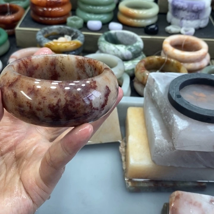 石英质玉手镯未镶嵌有黑籽地方有扣扣