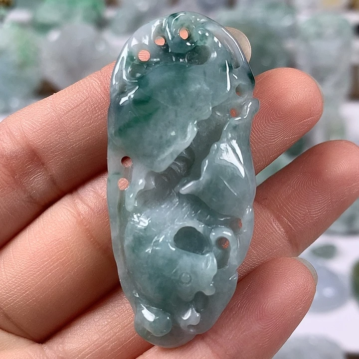 翡翠未镶嵌颈饰和和美美年年有余两面工艺