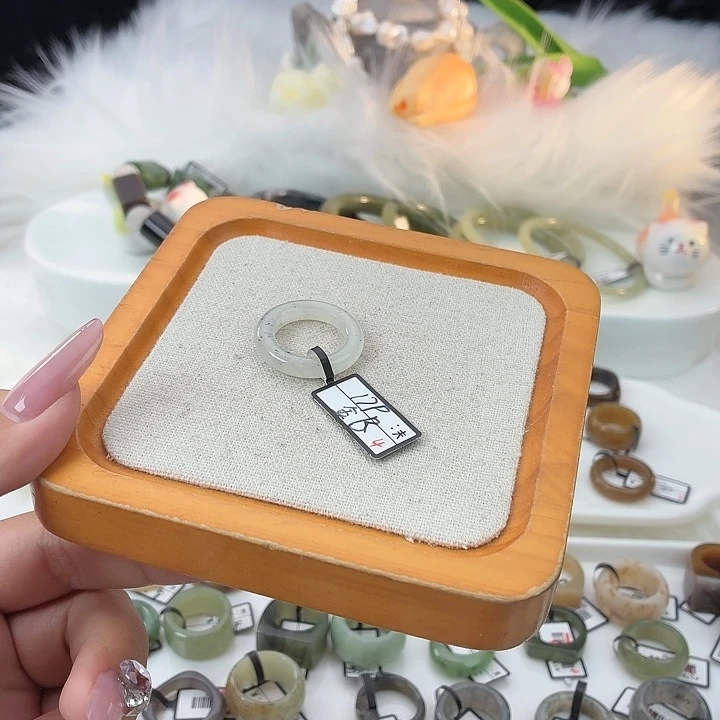 和田玉（糖玉）未镶嵌戒指t95点墨泥鳅背直径16.5不退换