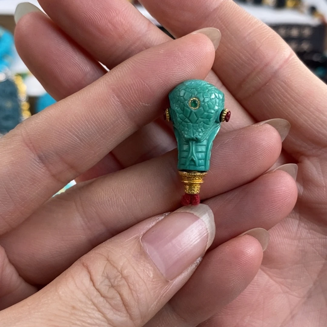 未镶嵌绿松石。蛇三通