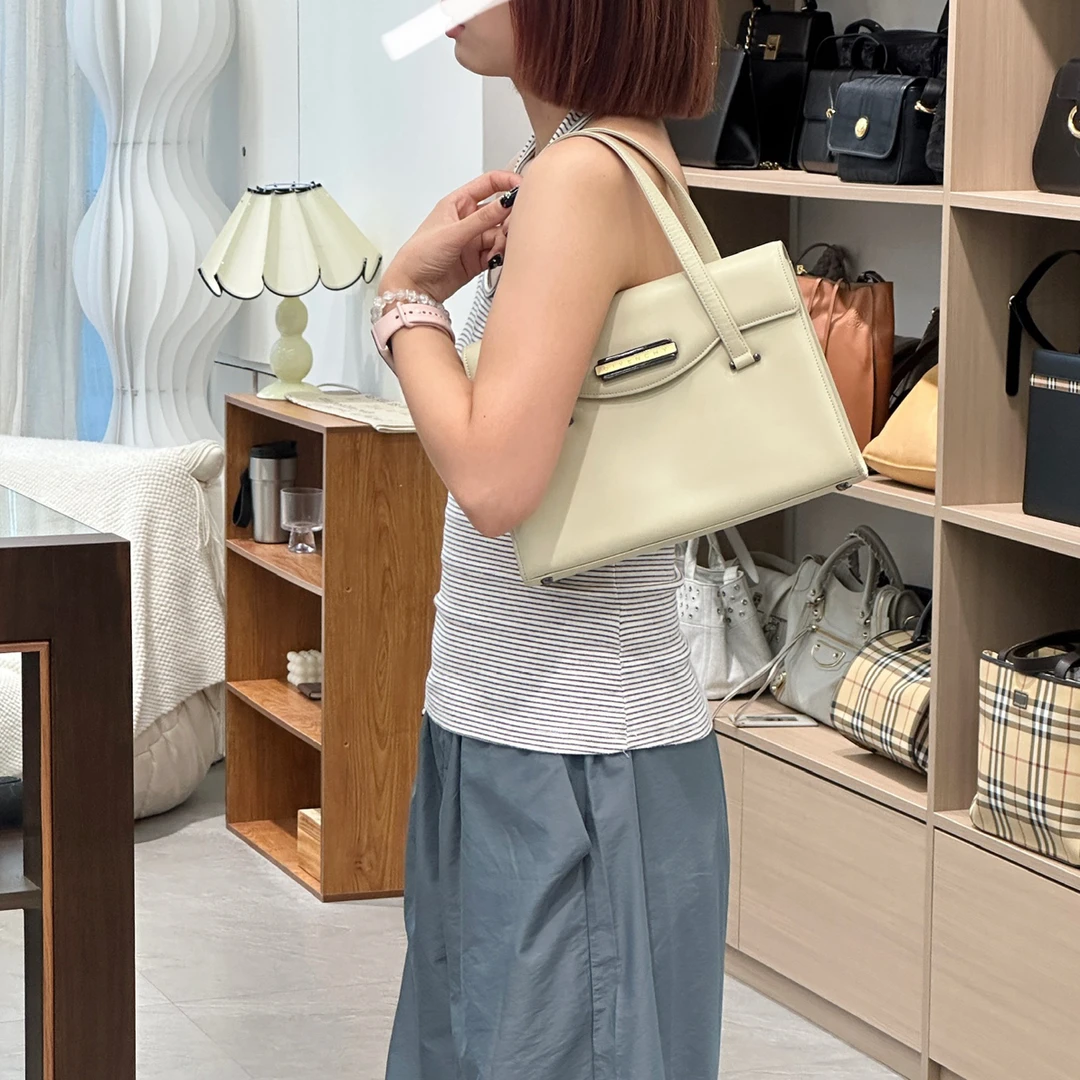 95新 Givenchy/纪梵希 奶黄色公文手提腋下包