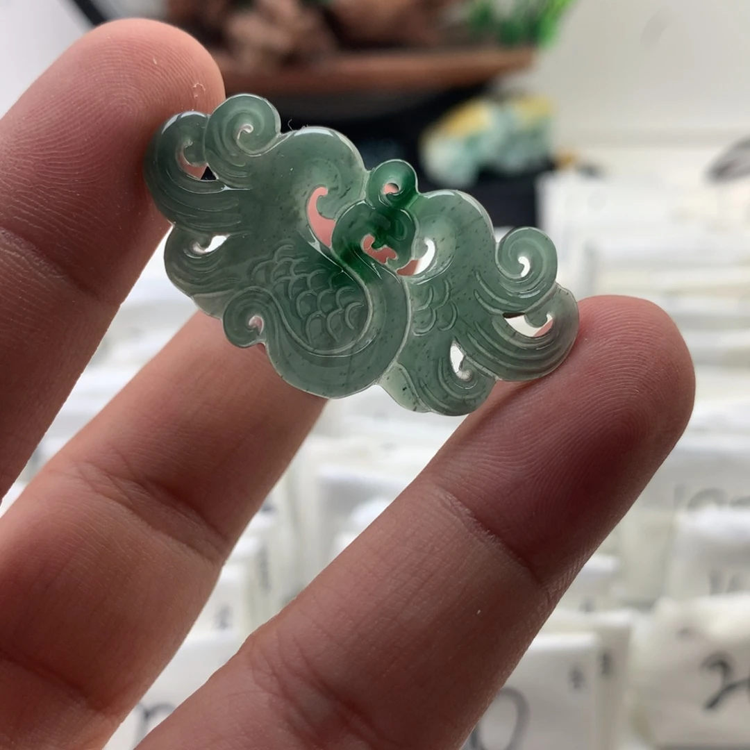 颈饰未镶嵌翡翠凤牌（有瑕疵）