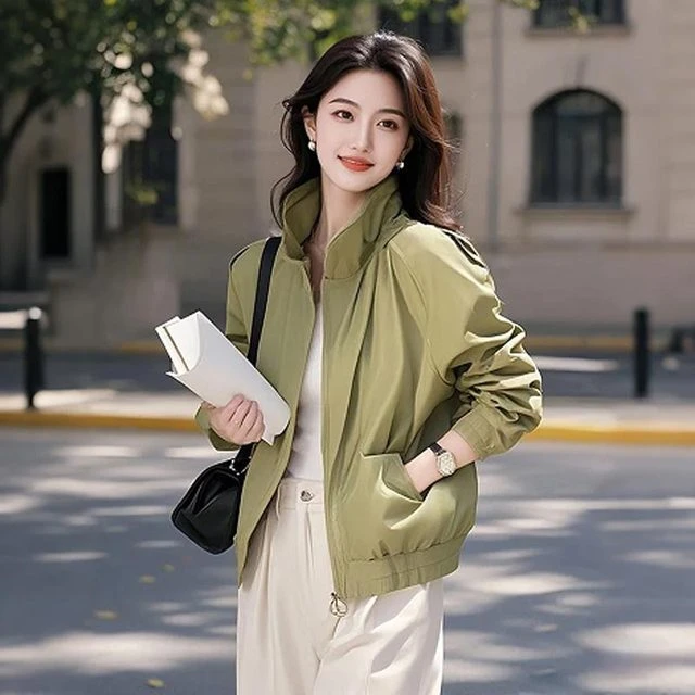绿色开春外套女2025年新款春季独特漂亮小香风夹克爆款超火冲锋衣