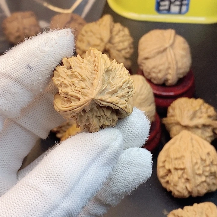 挪***林文玩核桃吊坠瑕疵单只不退不换
