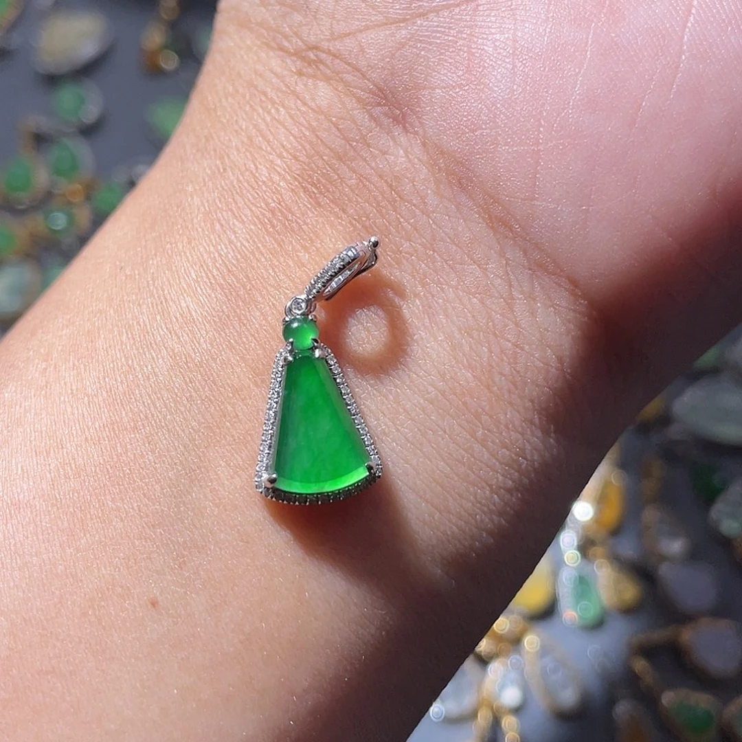 吊坠(不含链)18K金镶嵌翡翠周*欢