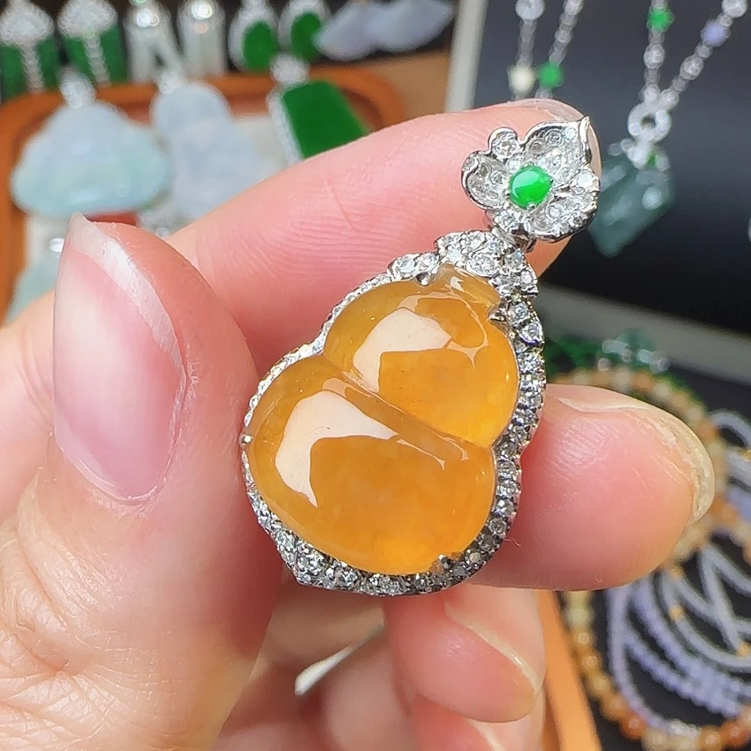 翡翠18K金镶嵌颈饰冰黄翡葫芦