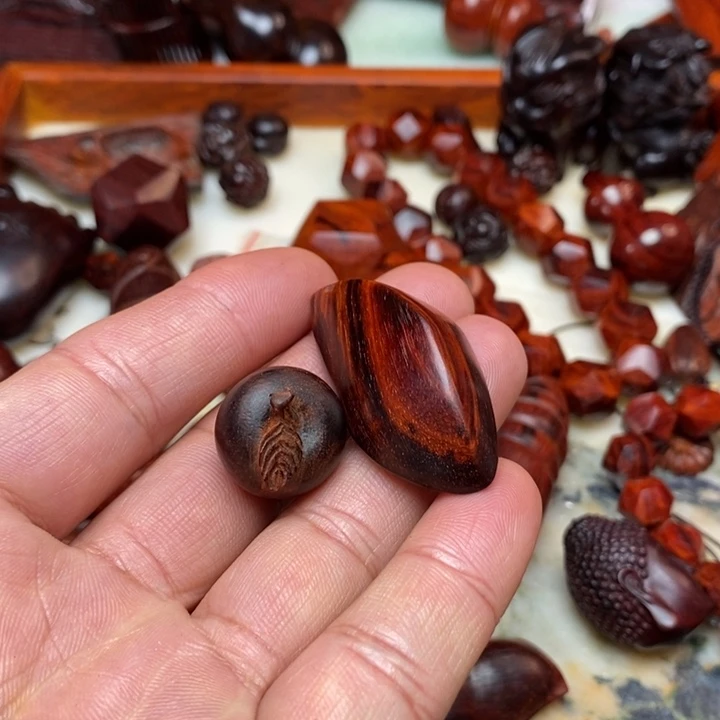 闻***雨檀香紫檀（小叶紫檀）