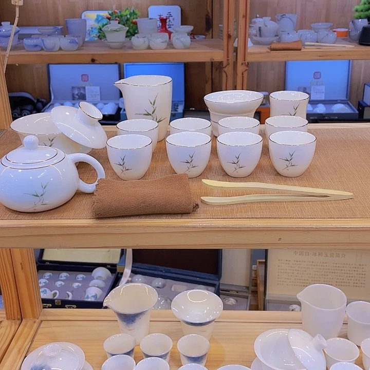 纯白的天空下的天空是一片蓝海的