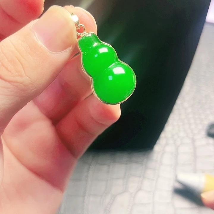 颈饰18K金镶嵌翡翠