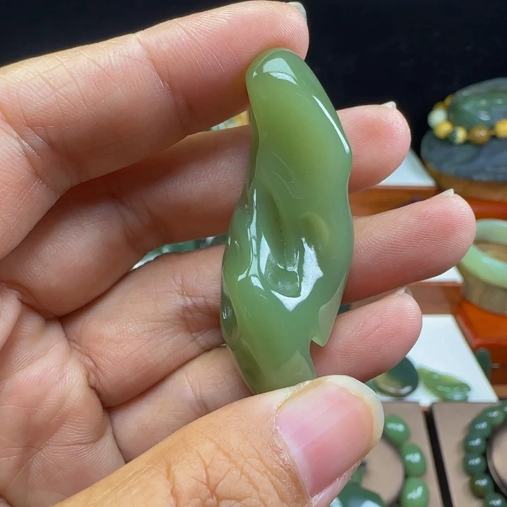 墩***儿岫岩老玉（透闪石质玉）未镶嵌颈饰