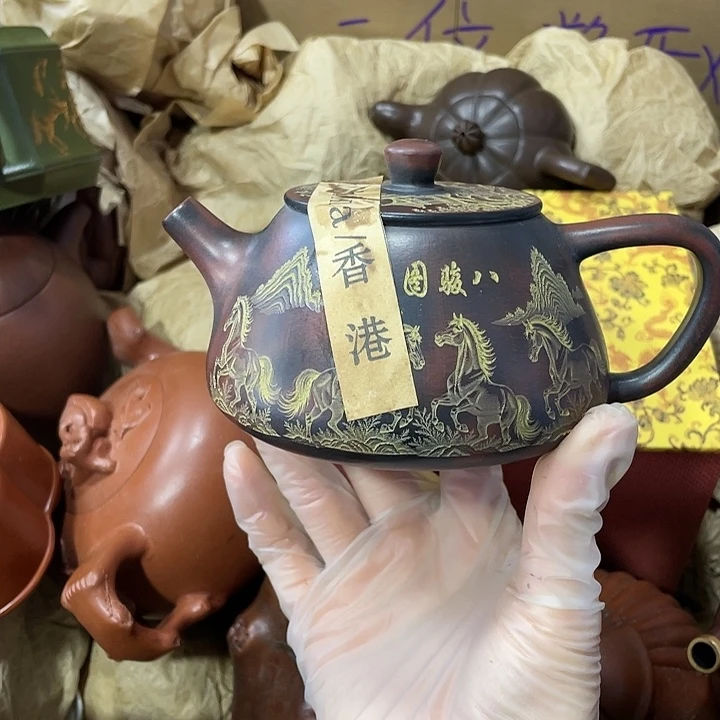 紫砂茶壶原矿泥料手工制作的一把紫砂壶。