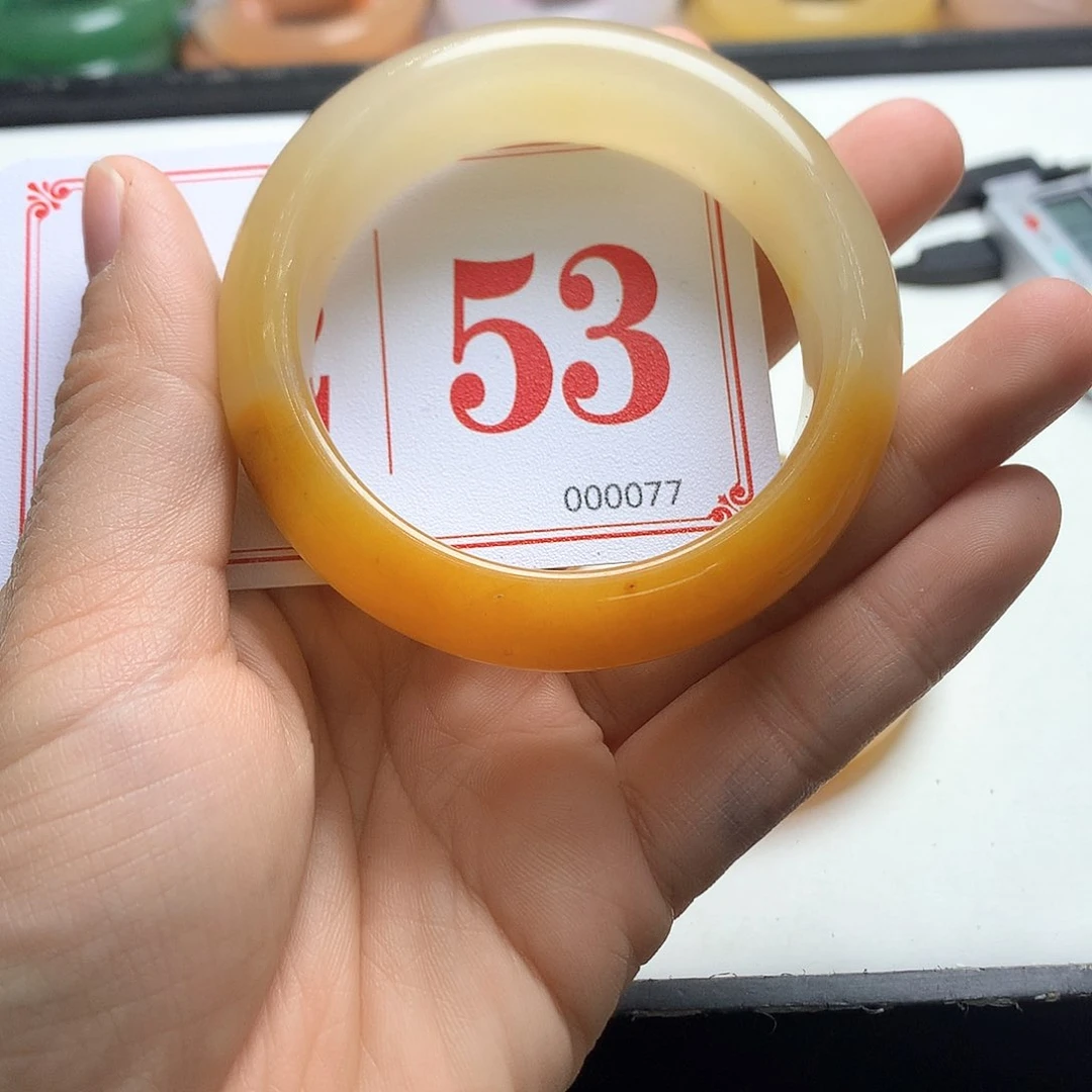 未镶嵌石英质玉（黄龙玉）手镯小**?